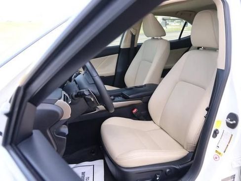 Used 2014 Lexus IS 350 w/ Navigation Package RWD image 9