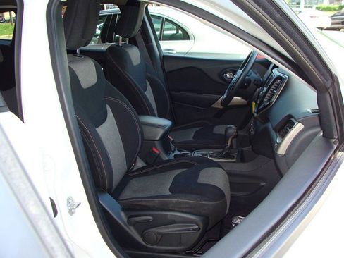 Used 2017 Jeep Cherokee Sport image 11