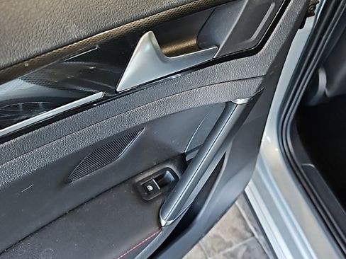 Used 2017 Volkswagen Golf image 21