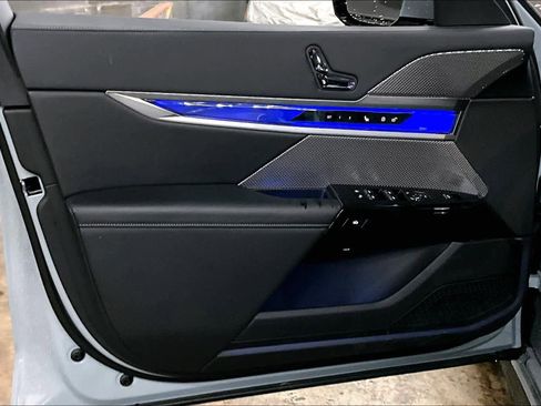 Used 2025 BMW 760i xDrive image 25