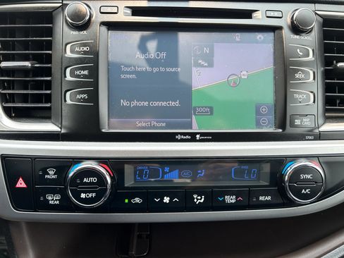 Used 2014 Toyota Highlander XLE AWD/4WD image 22