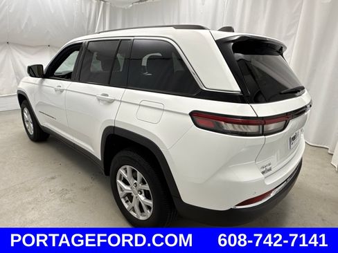 Certified 2023 Jeep Grand Cherokee Limited w/ Trailer Tow Prep Group (B) AWD/4WD image 4