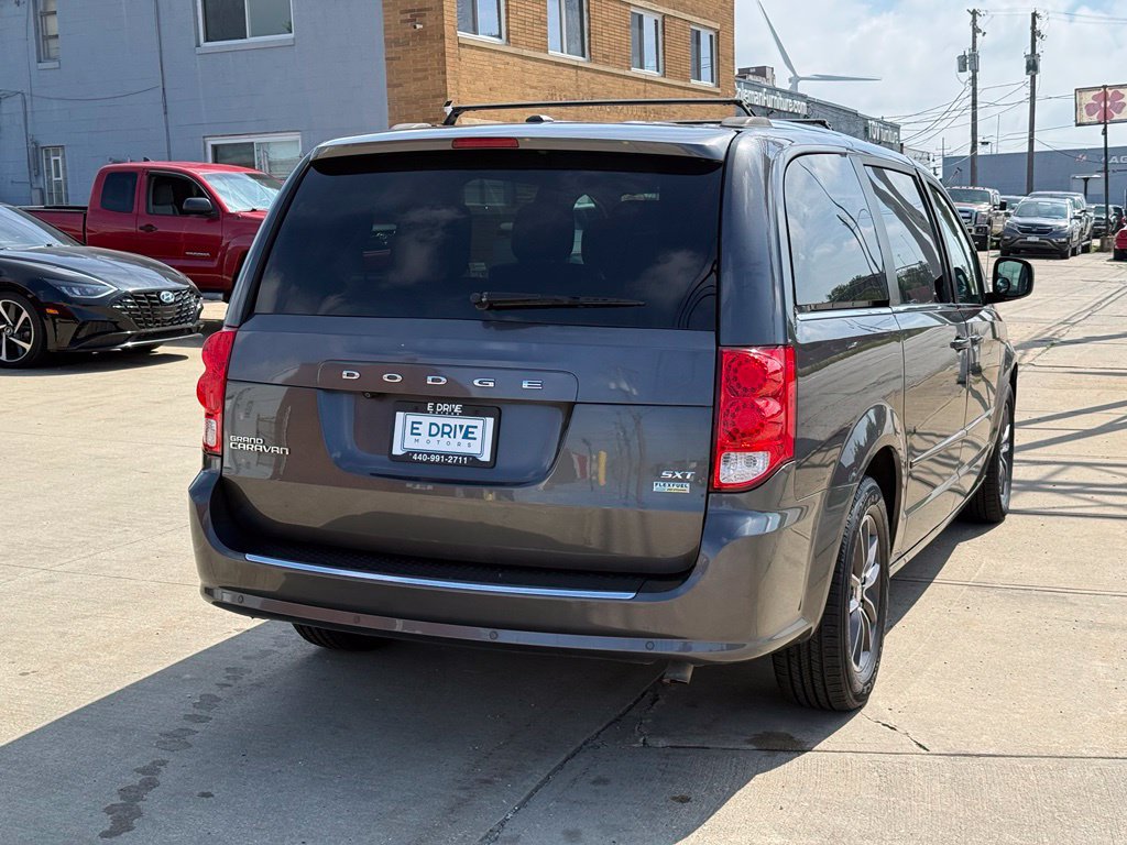 Used 2017 Dodge Grand Caravan SXT w/ Rear Park Assist Package FWD image 7