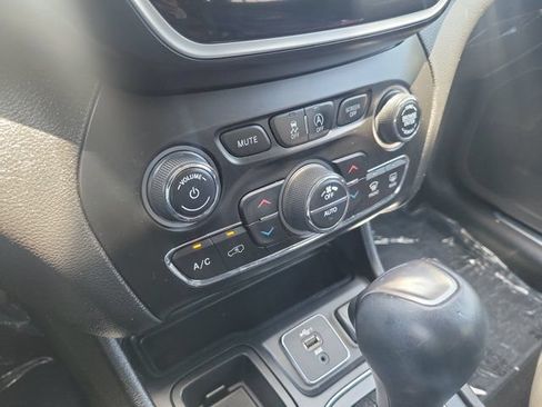 Used 2020 Jeep Cherokee Limited FWD image 24