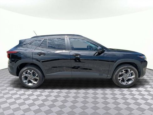 Used 2025 Chevrolet Trax LT FWD image 3