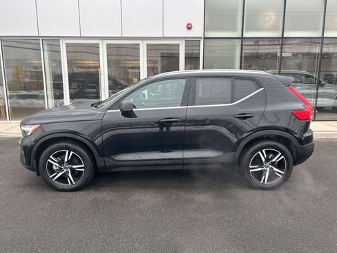 Certified 2025 Volvo XC40 B5 Core image 2