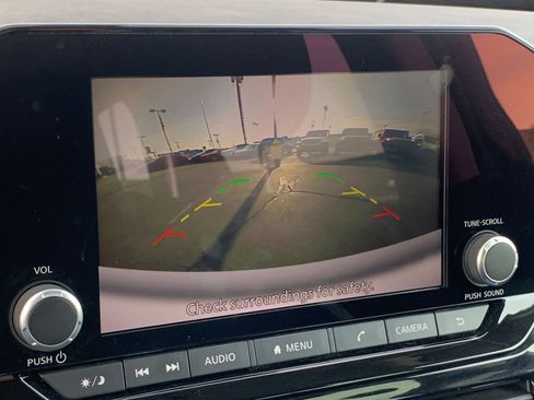 Used 2025 Nissan Pathfinder SV image 18