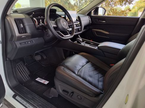 Used 2022 Nissan Pathfinder Platinum w/ Cargo Package FWD image 2
