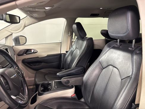 Used 2021 Chrysler Pacifica Touring-L FWD image 27