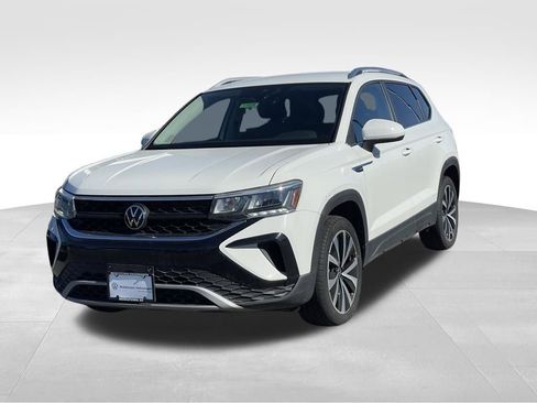 Certified 2024 Volkswagen Taos SE image 2