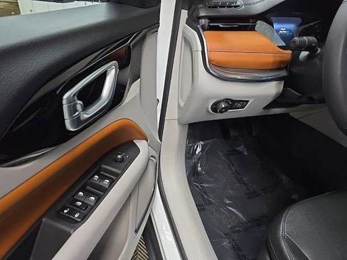 Used 2023 Jeep Compass Limited image 27