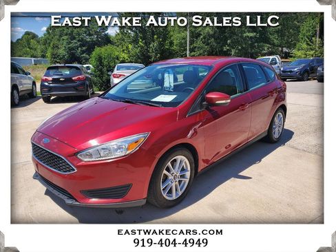 Used 2017 Ford Focus SE FWD image 1