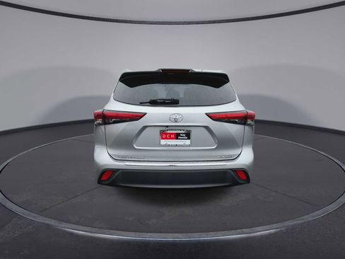 Used 2022 Toyota Highlander XLE image 7