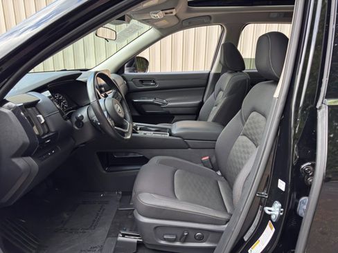 Used 2024 Nissan Pathfinder SV w/ SV Premium Package FWD image 16