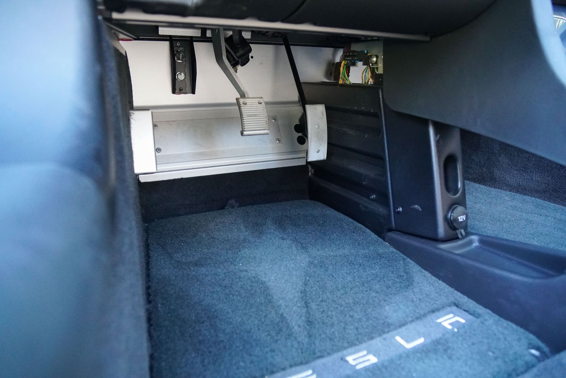 Used 2010 Tesla Roadster RWD image 19