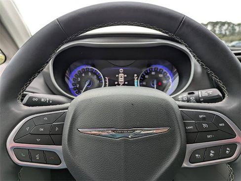 Used 2024 Chrysler Pacifica Touring-L image 27