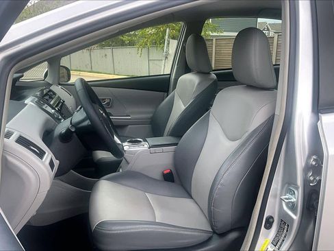 Used 2017 Toyota Prius V Four image 7