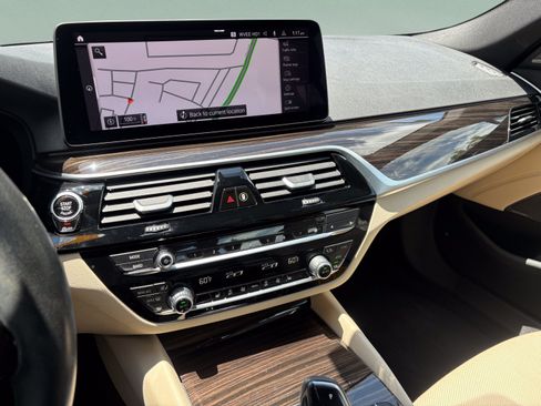 Used 2022 BMW 530i w/ Premium Package RWD image 11