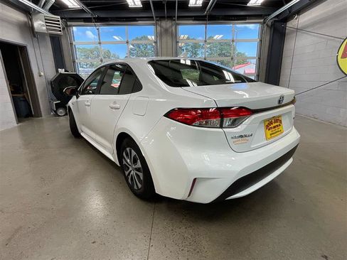 Used 2021 Toyota Corolla LE FWD image 3