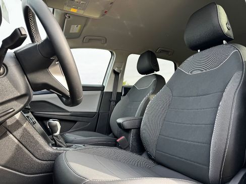 Used 2024 Volkswagen Taos SE image 14