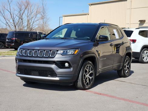 Used 2024 Jeep Compass Limited AWD/4WD image 2