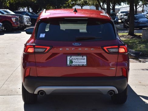 Used 2024 Ford Escape SE image 9