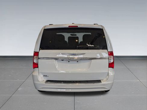 Used 2015 Chrysler Town & Country Touring image 5