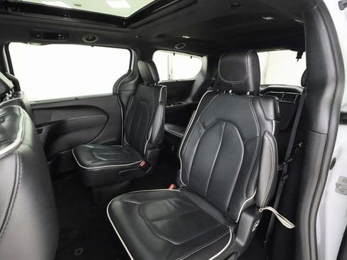 Used 2025 Chrysler Pacifica Limited image 16