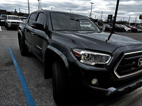 Used 2022 Toyota Tacoma SR5 w/ Technology Package image 5