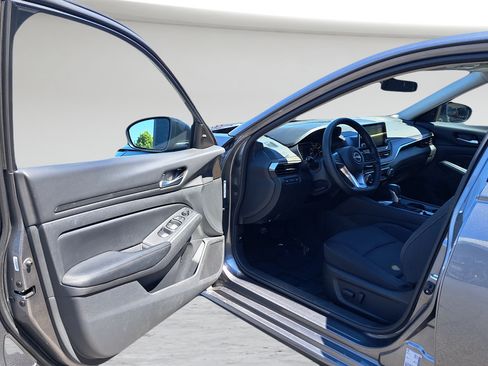 Used 2025 Nissan Altima 2.5 SV FWD image 9