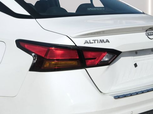 Used 2023 Nissan Altima 2.0 SR FWD image 41