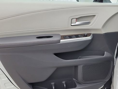 Used 2022 Toyota Sienna XLE image 10