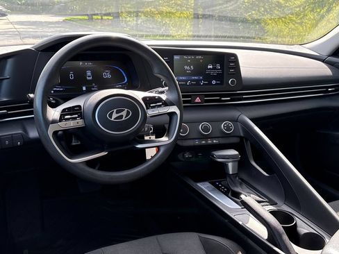 Used 2025 Hyundai Elantra SE FWD image 5