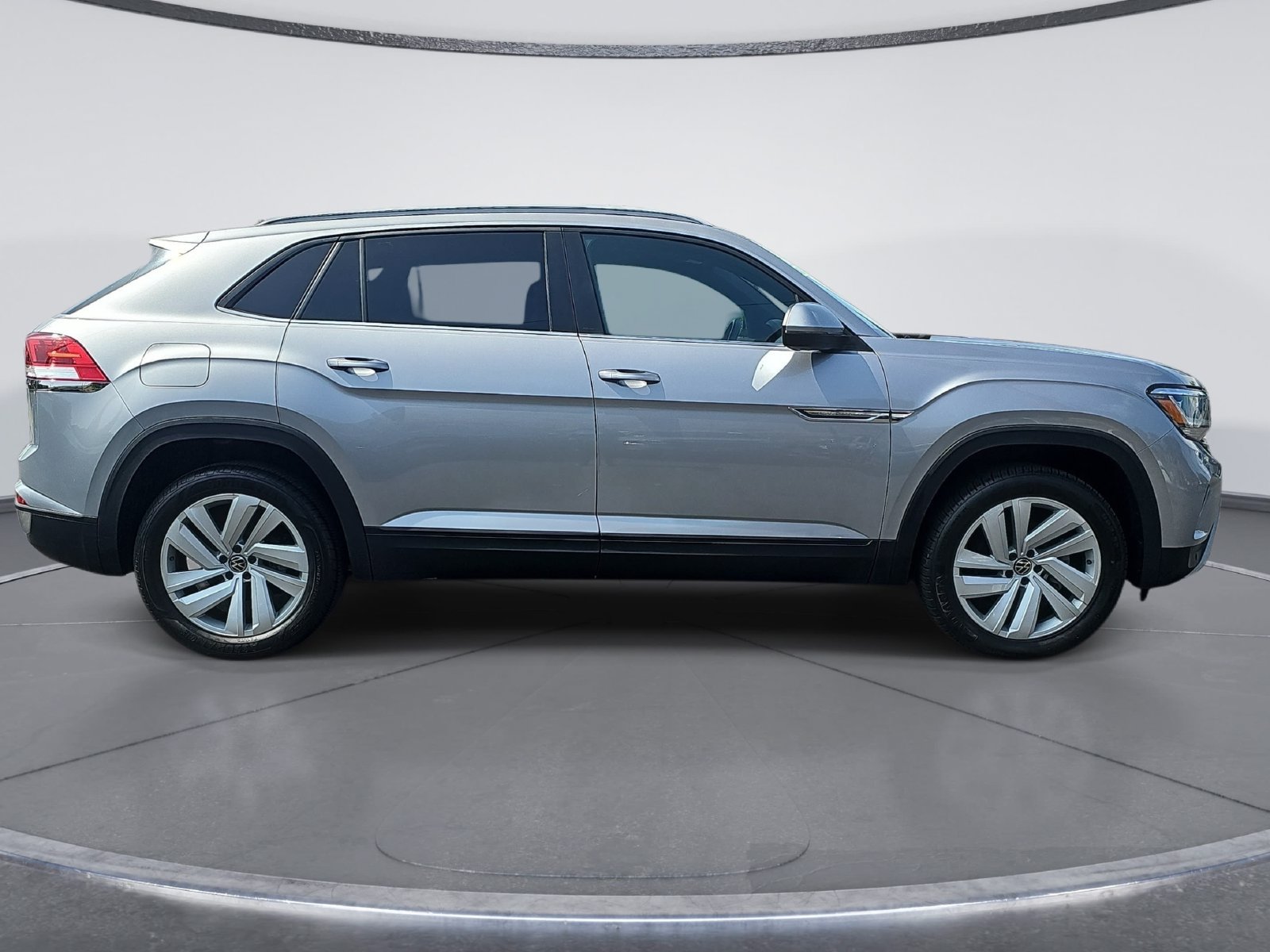 Used 2022 Volkswagen Atlas Cross Sport SE AWD/4WD image 2
