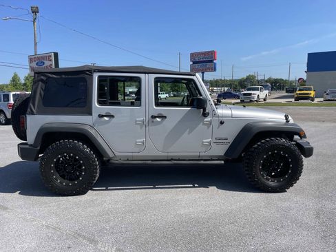Used 2012 Jeep Wrangler Unlimited Sport AWD/4WD image 2