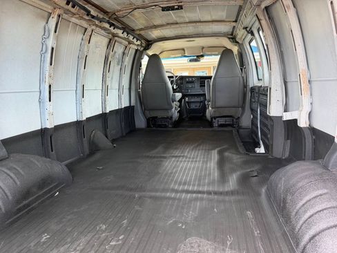 Used 2017 Chevrolet Express 2500 Extended RWD image 9