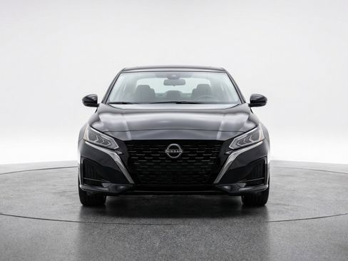 Used 2025 Nissan Altima 2.5 SV image 2