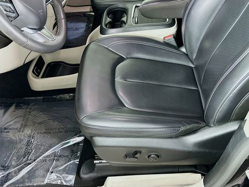 Certified 2023 Chrysler Pacifica Touring-L FWD image 29