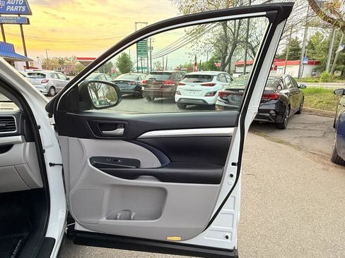 Used 2019 Toyota Highlander XLE image 18
