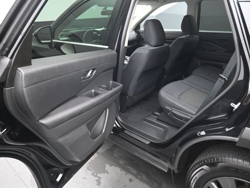 Used 2024 Nissan Pathfinder SV image 13