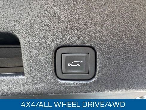 Used 2025 Chevrolet Traverse LT image 8