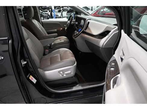 Used 2019 Toyota Sienna XLE FWD image 15