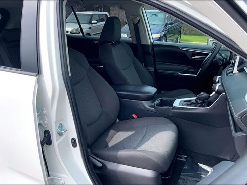 Used 2024 Toyota RAV4 XLE AWD/4WD image 9