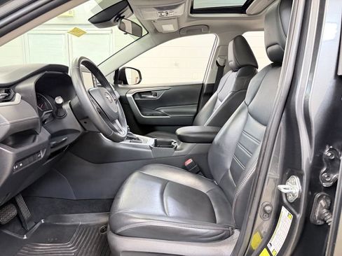 Used 2019 Toyota RAV4 XLE Premium FWD image 13