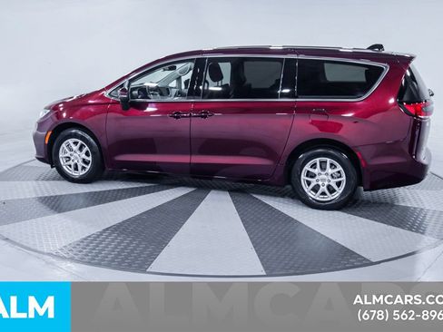 Used 2023 Chrysler Pacifica Touring-L FWD image 5