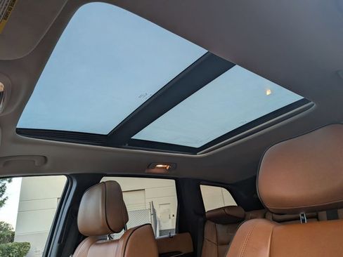 Used 2011 Jeep Grand Cherokee Overland Summit image 16