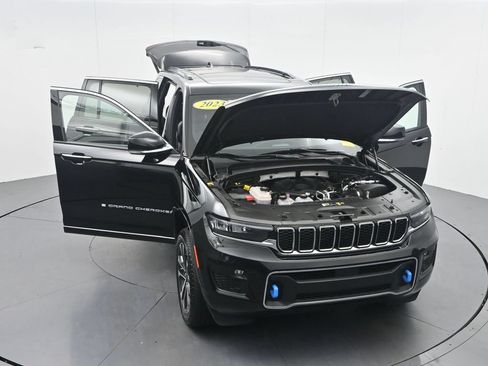 Used 2023 Jeep Grand Cherokee Overland w/ Luxury Tech Group IV AWD/4WD image 39