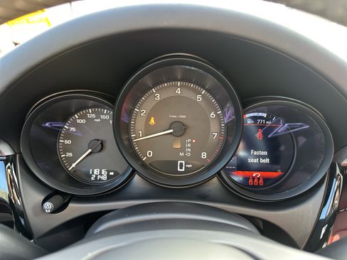 Used 2023 Porsche Macan image 19