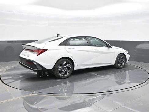 Certified 2025 Hyundai Elantra SEL FWD image 8