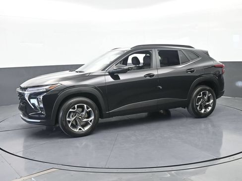 Used 2025 Chevrolet Trax LT FWD image 2